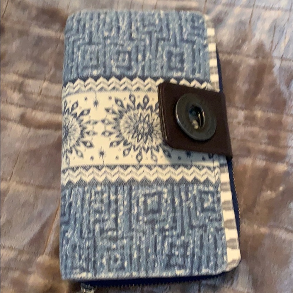 Bella Taylor wallet